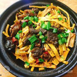 吃瓜厨房牛肉砂锅,暖胃又暖心，一锅尽享美味人生