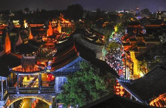 台儿庄古城吃瓜事件,一场意外的网络风波