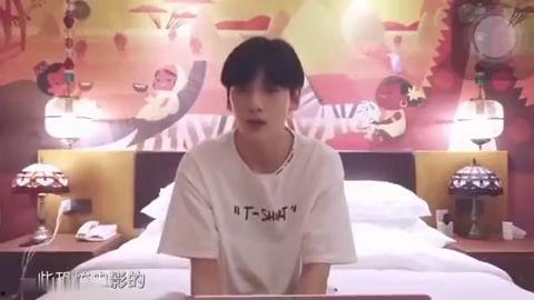 小伙吃瓜的视频,小伙直播吃瓜，揭秘幕后真相