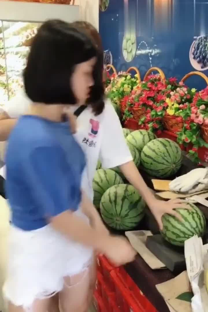 怀孕姐吃瓜,孕期妈妈们的健康饮食小贴士