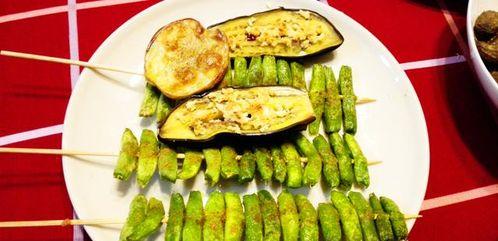 烧烤摊吃瓜,烧烤摊里的夏日风情